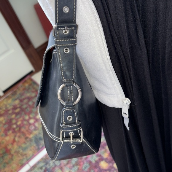 Tommy Hilfiger leather extra smooth Crossbody bag  navy blue/white stitching EUC - Picture 7 of 17